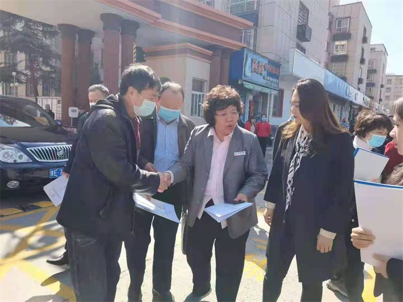 2021年，住建局劉恒磊局長(zhǎng)到金色嘉園小區(qū)調(diào)研