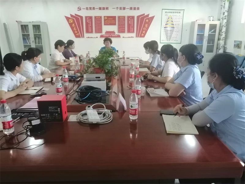 林寶娟董事長(zhǎng)與物業(yè)同仁互相交流、學(xué)習(xí)